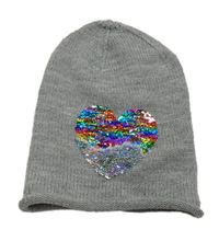 Šedá čepice se srdíčkem z flitrů Yiiga