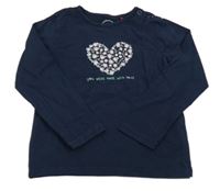 Tmavomodré tričko so srdiečkom S. Oliver