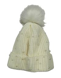 Smotanová pletená čapica s perlami a brmbolcom