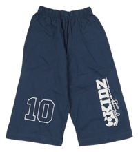 Tmavomodré capri tepláky s číslem a fotbalovým míčem