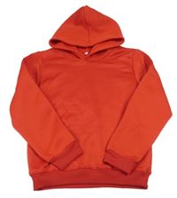 Červená mikina s nápisem a kapucí 