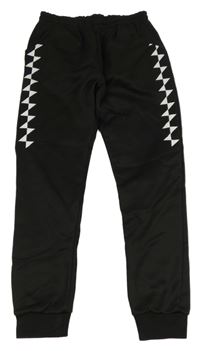 Černé tepláky se vzorem 