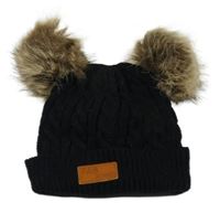 Černá vzorovaná pletená čepice s nášivkou a bambulemi