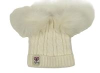 Smetanová vlněná čepice s bambulemi a nášivkou