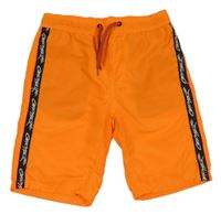 Neónově oranžové šušťákové kraťasy s pruhom s nápismi Chapter Young