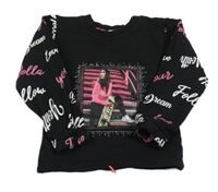 Čierna mikina s nápismi a dívkou