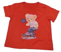 Červené tričko s medvěďom