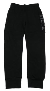 Černé tepláky s nápisem 