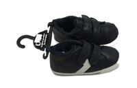 Nové - černo-bílé koženkové zateplené capáčky Next vel. 20,5