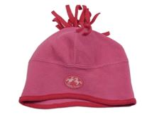 Tmavoružová fleecová čapica s nášivkou a strapcemi