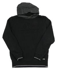 Čierna mikina s vyšitými nápisom a sivou kapucňou WE