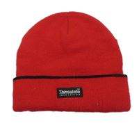 Červeno-černá čepice s nápisem 