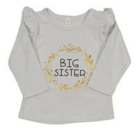 Bílé triko s nápisem a květy a volánky 