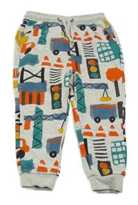 Šedé tepláky s auty Tu