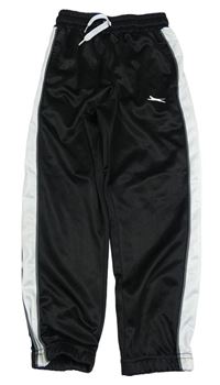 Čierno-biele športové tepláky s logom Slazenger