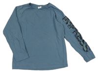 Modré tričko s nápisem na rukávu S. Oliver