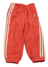 Jahodové šušťákové športové nohavice s pruhmi a logom Adidas