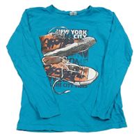 Modré tričko s topánkami a nápismi Chapter young