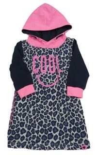 Šedo-tmavomodro-neonově růžová vzorované šaty s fličky, nápisem a kapucí 