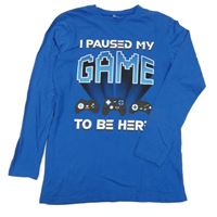 Modré triko s nápisem a ovladači Y.F.K.