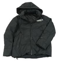 Černá šusťáková zimní bunda s nápisem a kapucí 