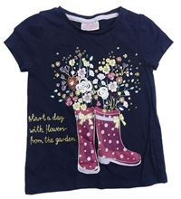 Tmavomodré tričko s holinami a kvetmi