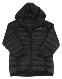 Černá šusťáková prošívaná lehce zateplená bunda s nápisem a kapucí 