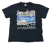 Tmavomodré tričko s mačkou a městem