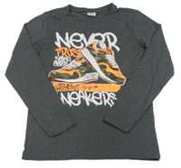 Tmavosivé melírované tričko s topánkami a nápismi zn. Chapter young