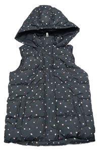 Tmavošedá puntíkatá prošívaná šusťáková zateplená vesta s kapucí Topolino
