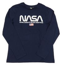 Tmavomodré triko s nápisem NASA a americkou vlajkou