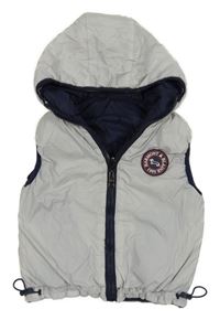 Světlešedá šusťáková zateplená oboustranná vesta s nášivkou a kapucí
