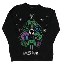 Čierny sveter so stromčekom a ovladači