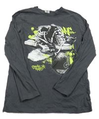 Antracitové triko s botami a skateboardem Chapter young