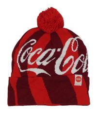 Červená vzorovaná pletená čepice s nápisem - Coca cola a bambulí  