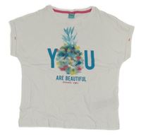 Bílé tričko s nápisem a anasem Y.F.K.