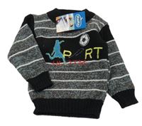 Nové - světlemodrošedo-hnedo-čierno-biely pruhovaný melírovaný pletený sveter s fotbalistou