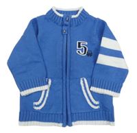 Modro-biely prepínaci sveter s číslom a autom a pruhmi