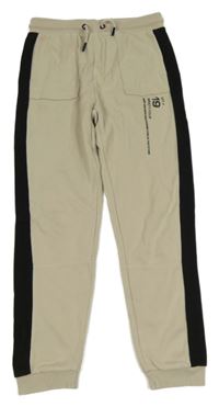 Světlebéžovo-černé tepláky s nápisy a číslem Matalan