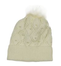 Biela vzorovaná čapica s perlami a brmbolcom