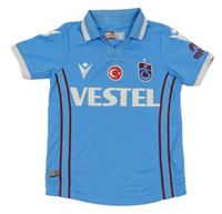 Světlemodré sportovní polo tričko a nápisy 