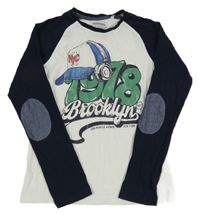 Tmavomodro-bílé triko s nápisem a kšiltovkou C&A