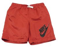 Červené šusťákové sportovní kraťasy s logem Nike 