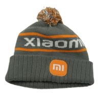 Šedá pletená čepice s nápisem a pruhy a nášivkou a bambulí