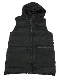 Čierna šušťáková zateplená vesta s vreckami a kapucňou