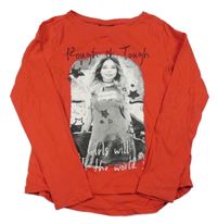 Červené tričko s dívkou Page one young