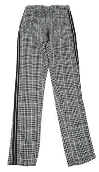 Bílo-černo-lila kockované legíny s pruhmi