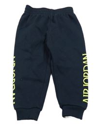 Tmavomodré tepláky s nápisom