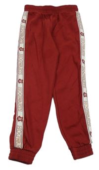 Karmínové tepláky s bílým pruhem s nápisy a erby - Harry Potter