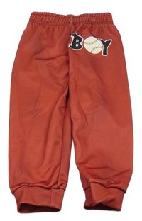 Rezavé sportovní tepláky s nápisem a míčkem 